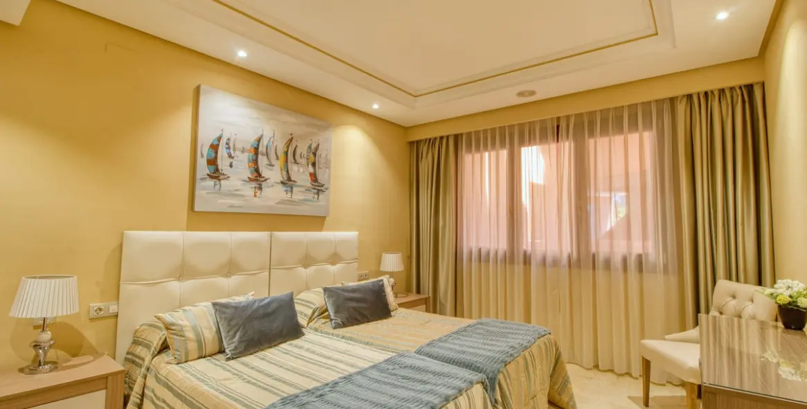 Sale of middle floor apartment in Estepona 26