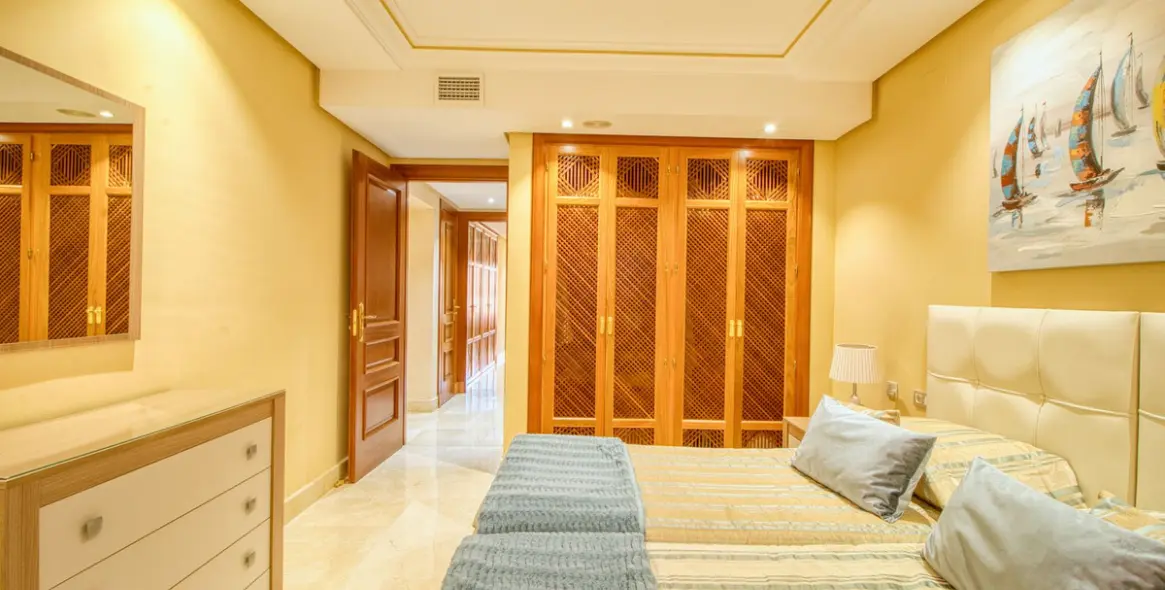 Sale of middle floor apartment in Estepona 28