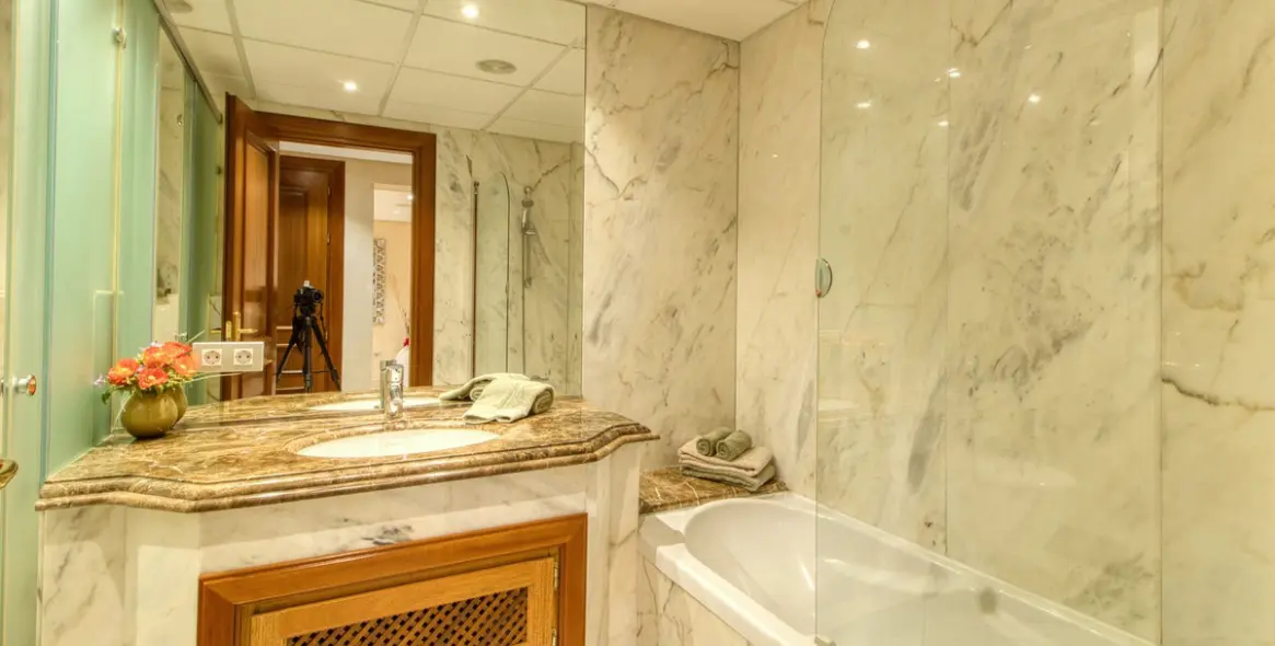 Sale of middle floor apartment in Estepona 29