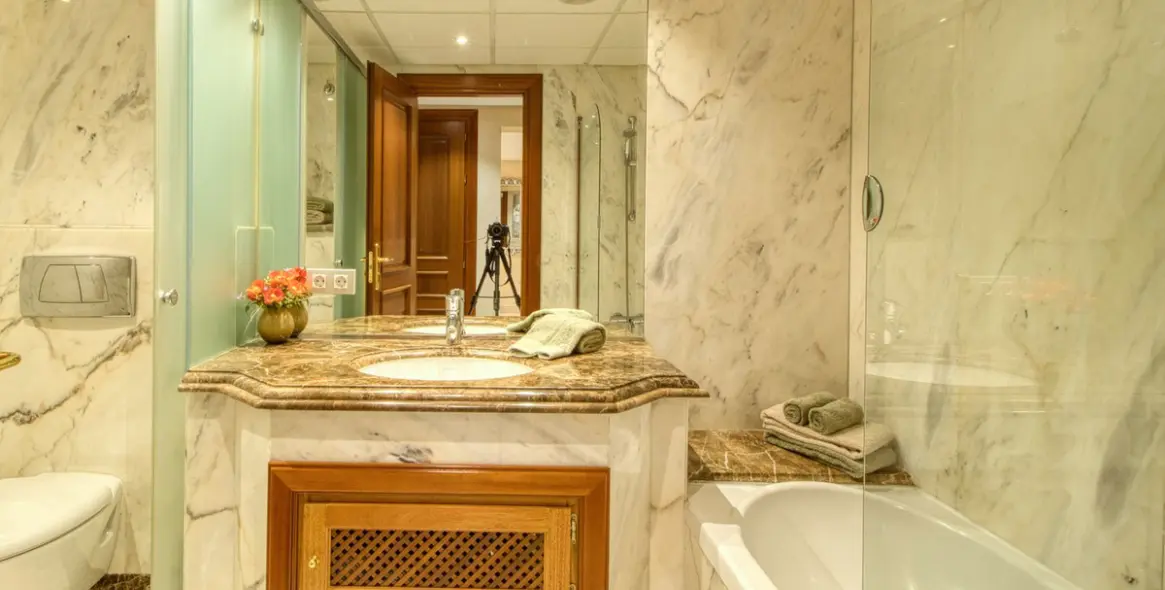 Sale of middle floor apartment in Estepona 30