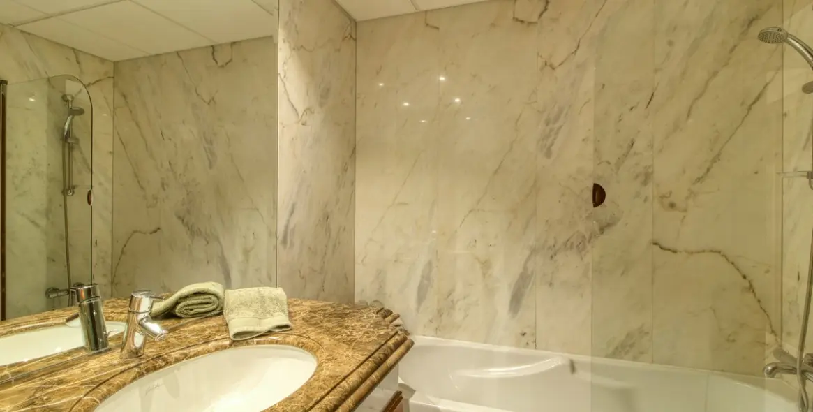 Sale of middle floor apartment in Estepona 31