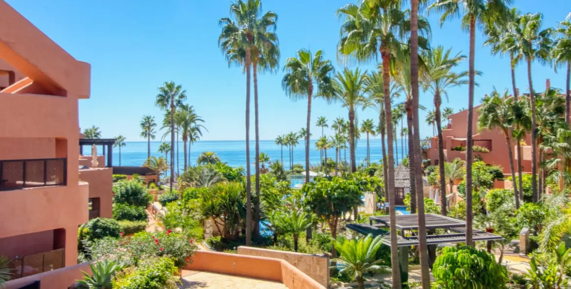 Sale of middle floor apartment in Estepona 32