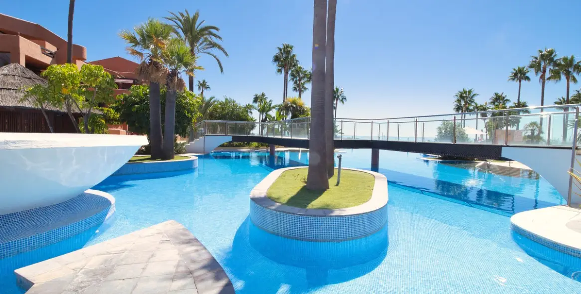 Sale of middle floor apartment in Estepona 35