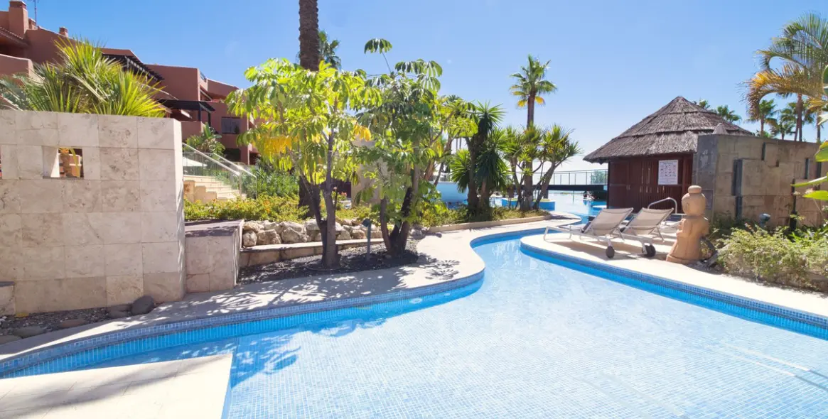 Sale of middle floor apartment in Estepona 37