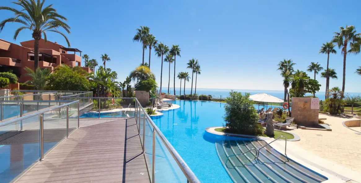 Sale of middle floor apartment in Estepona 38