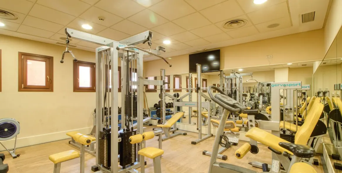 Sale of middle floor apartment in Estepona 41