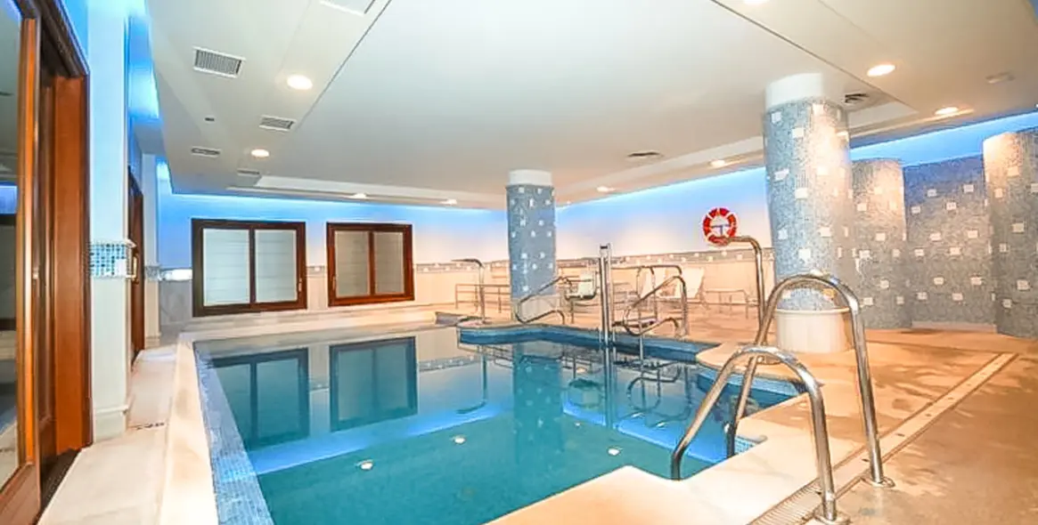 Sale of middle floor apartment in Estepona 42