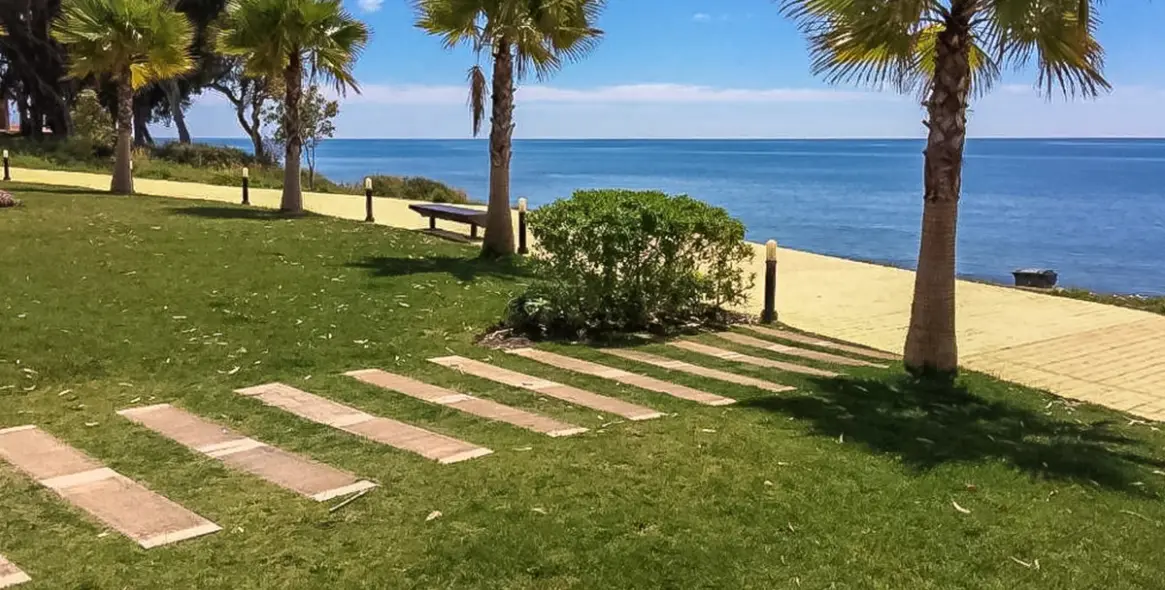 Sale of middle floor apartment in Estepona 43
