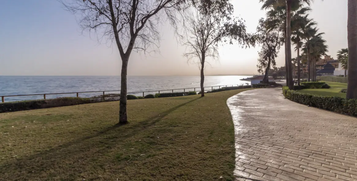 Sale of middle floor apartment in Estepona 44