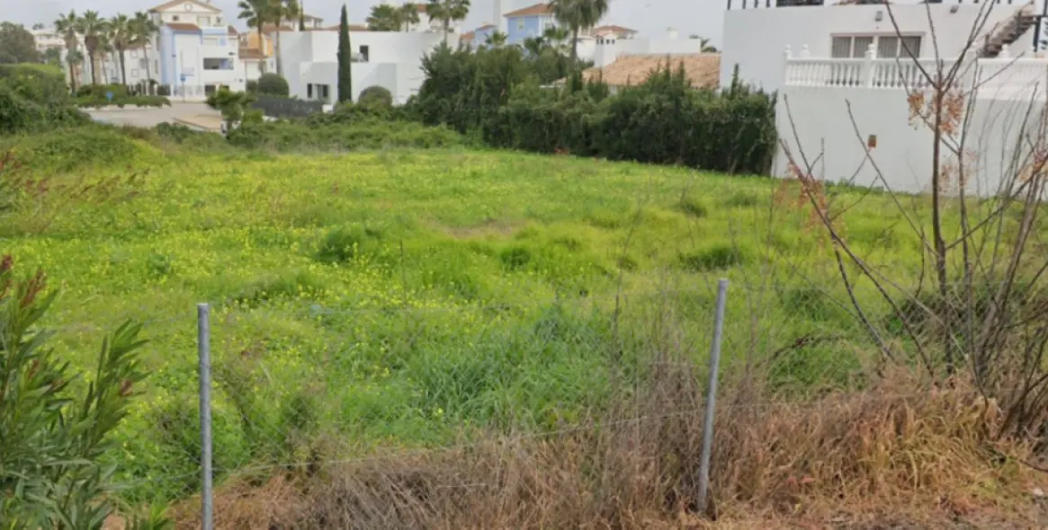 Продажа  жилого участка в Estepona 3