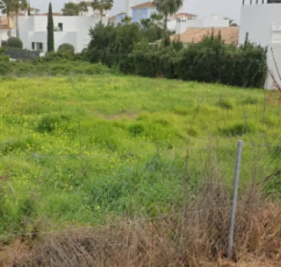 Продажа  жилого участка в Estepona