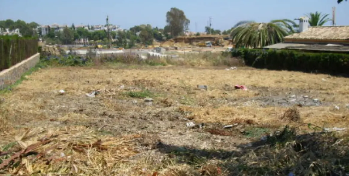Sale of residential plot in Estepona 1