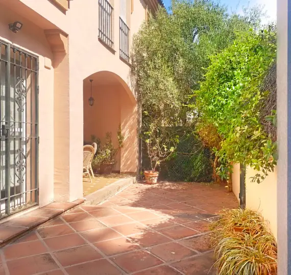 Продажа дома на две семьи в Guadalmina Alta