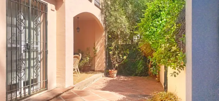 Продажа дома на две семьи в Guadalmina Alta 1