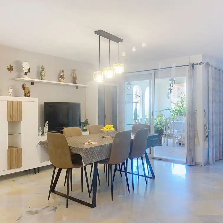 Продажа дома на две семьи в Guadalmina Alta