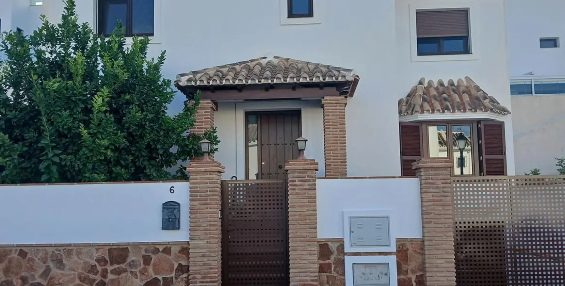 Продажа  отдельно стоящей виллы в Los Pacos 1