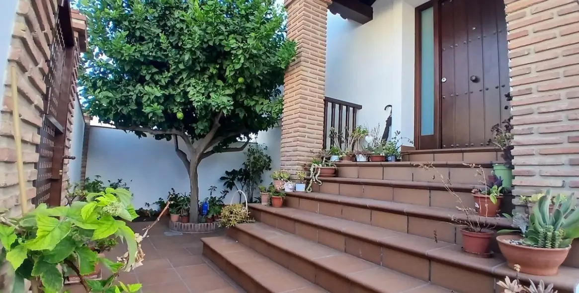 Продажа  отдельно стоящей виллы в Los Pacos 8