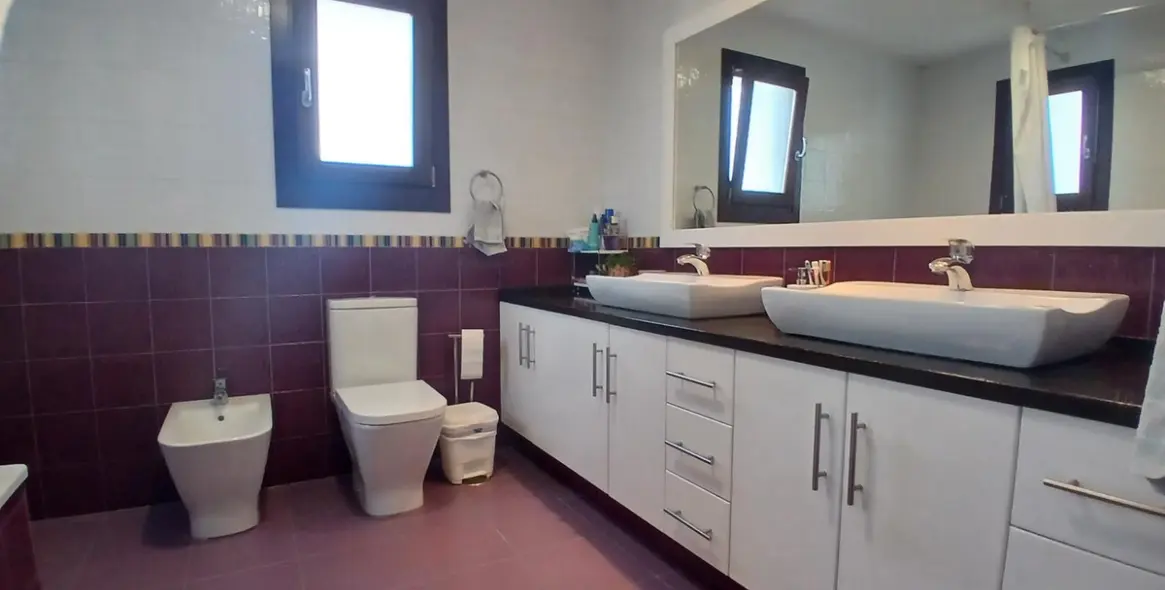 Продажа  отдельно стоящей виллы в Los Pacos 9