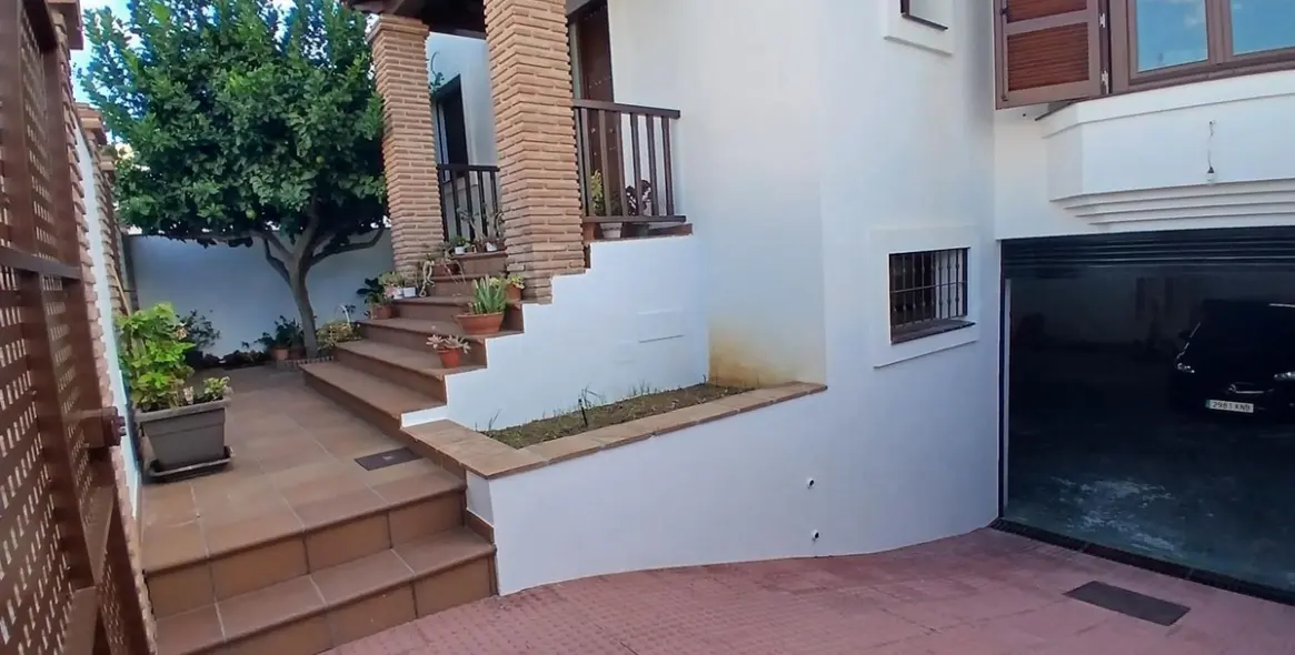 Продажа  отдельно стоящей виллы в Los Pacos 28