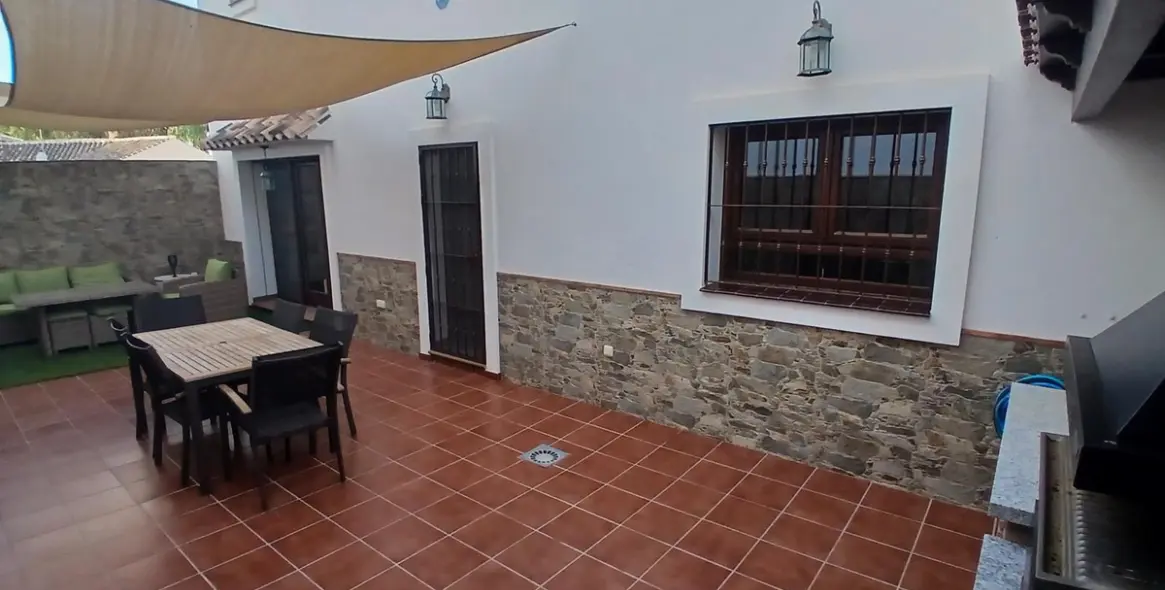 Продажа  отдельно стоящей виллы в Los Pacos 29