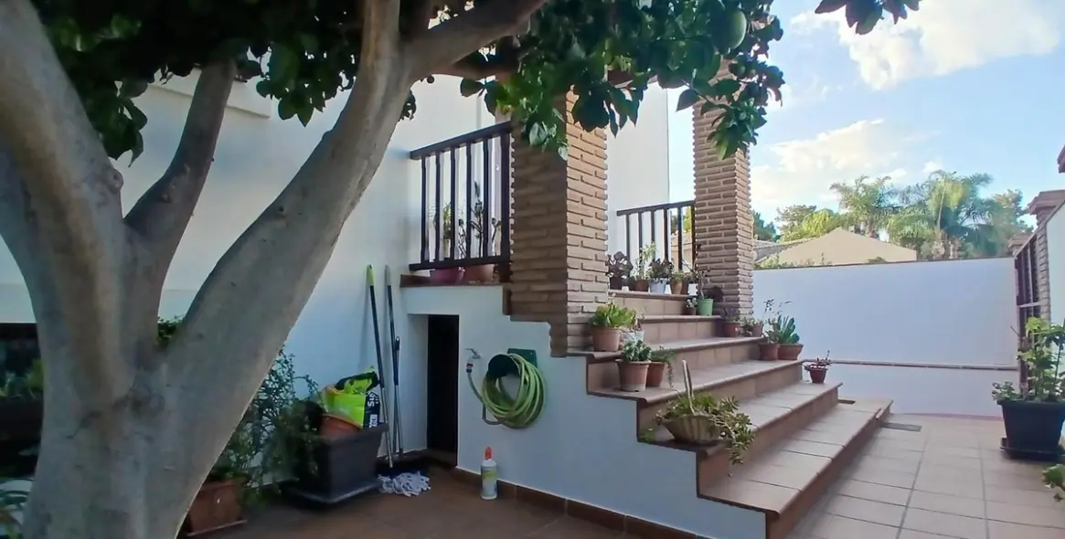 Продажа  отдельно стоящей виллы в Los Pacos 32