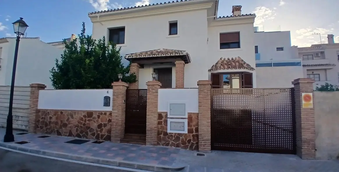 Продажа  отдельно стоящей виллы в Los Pacos 33