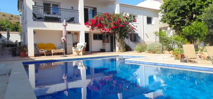 Продажа  отдельно стоящей виллы в Benalmadena 0