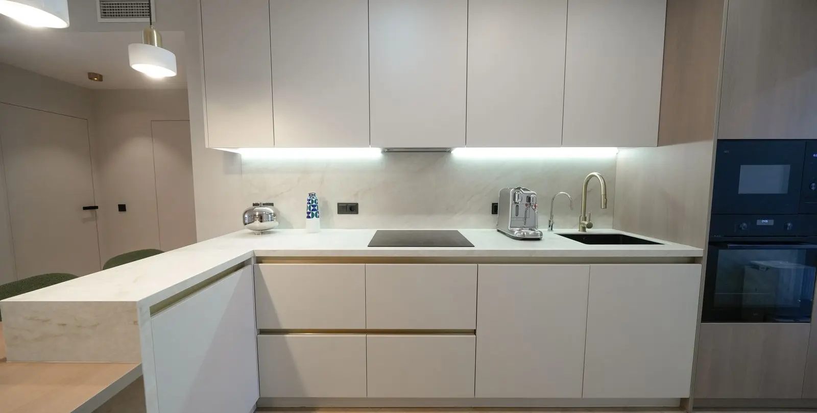 Sale of middle floor apartment in Costalita 5