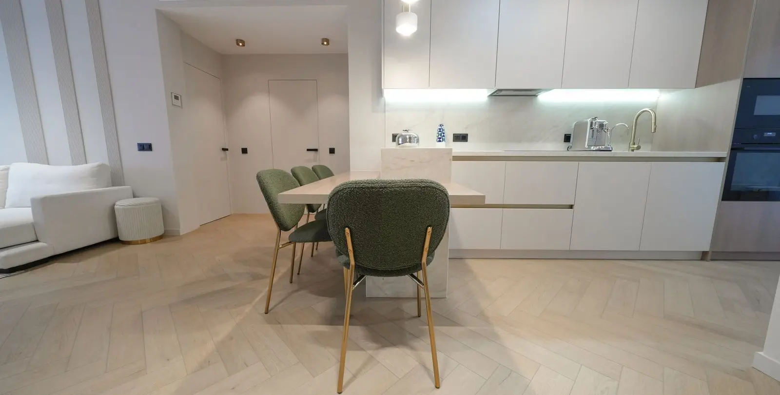 Sale of middle floor apartment in Costalita 7