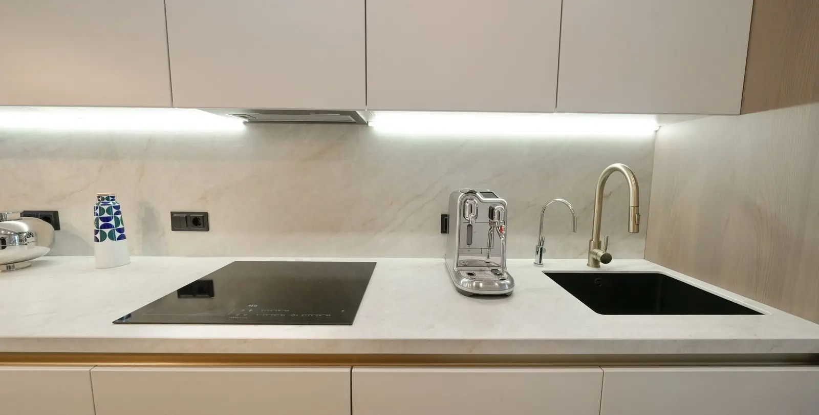 Sale of middle floor apartment in Costalita 8