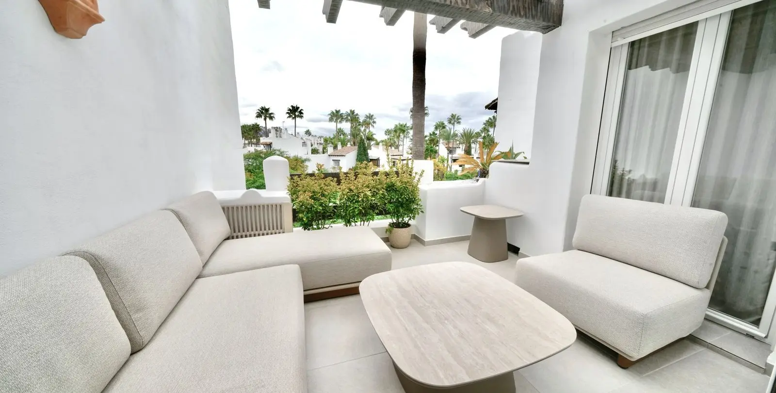 Sale of middle floor apartment in Costalita 16