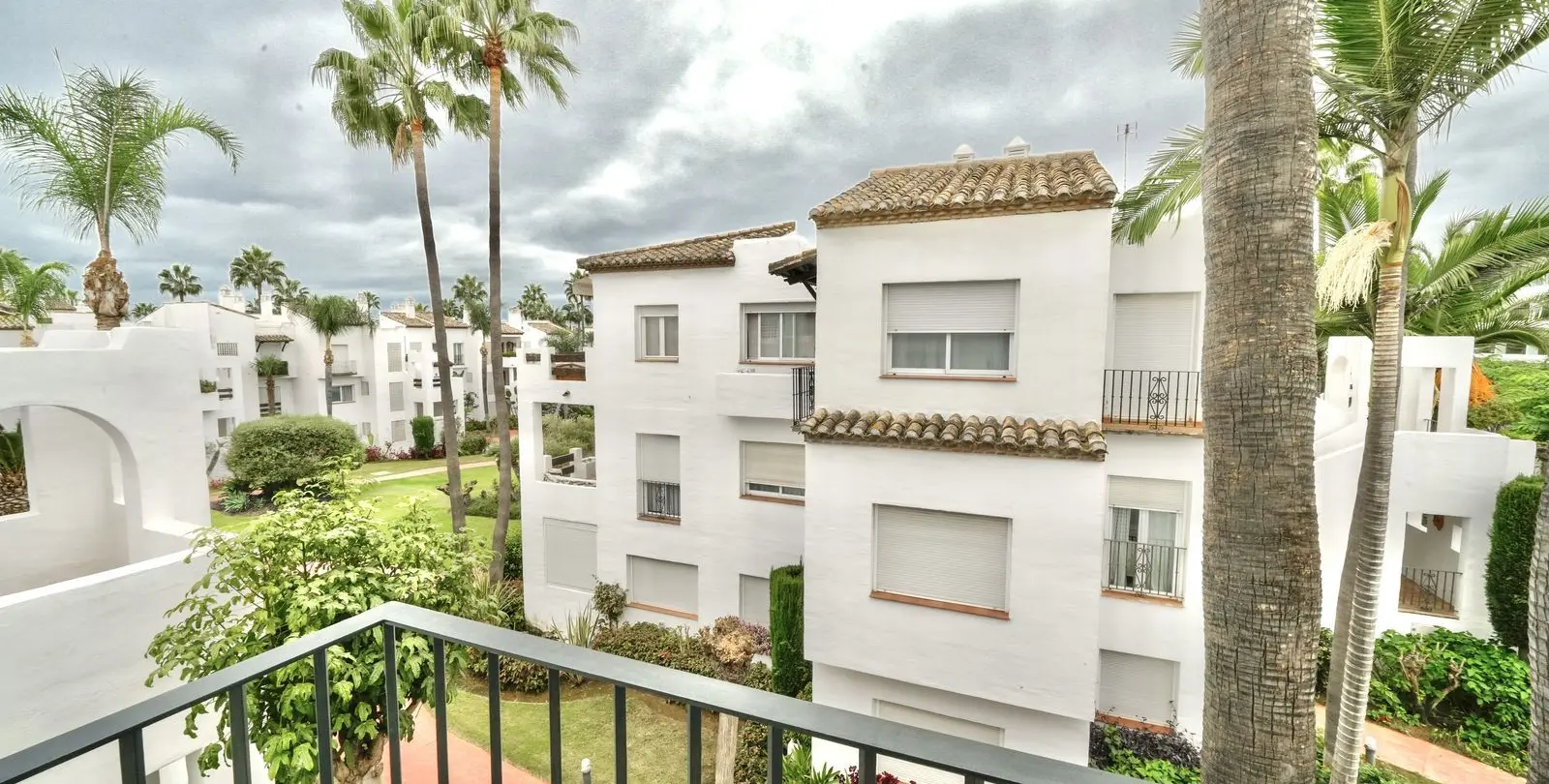 Sale of middle floor apartment in Costalita 17