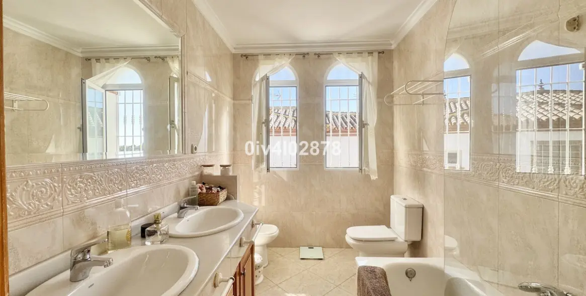 Sale of detached villa in Torremolinos 28