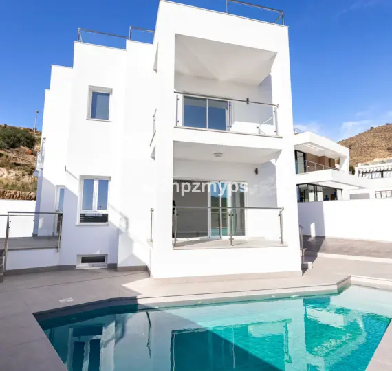 Detached villa R4937164