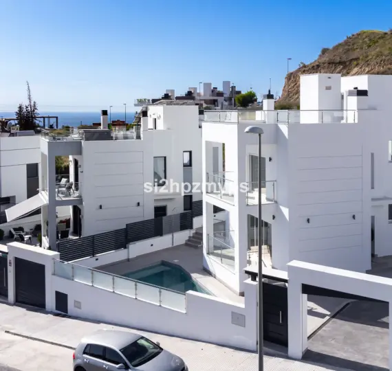 Detached villa R4937164