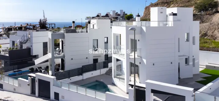 Detached villa R4937164 1