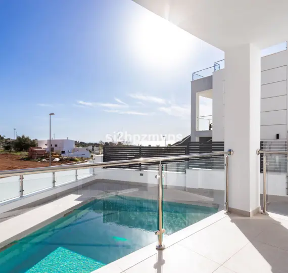 Detached villa R4937164