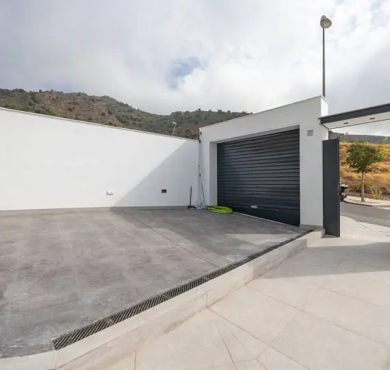 Detached villa R4851436