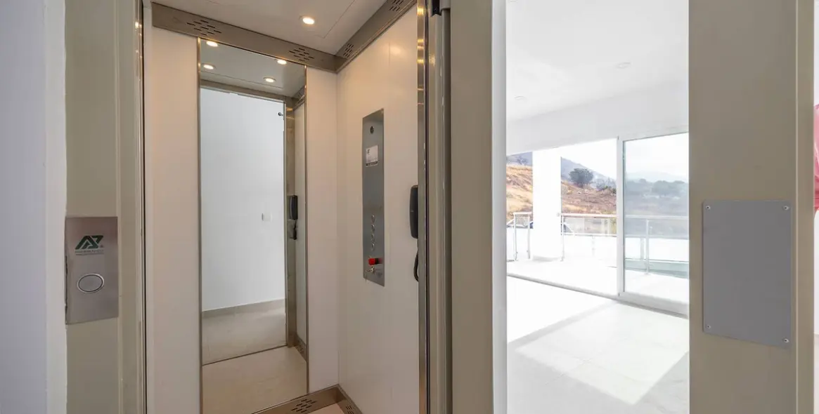 Sale of detached villa in Nerja 18