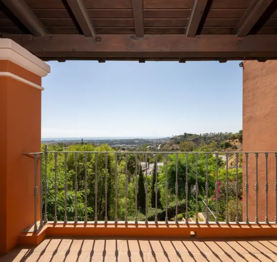 Sale of middle floor apartment in Benahavís