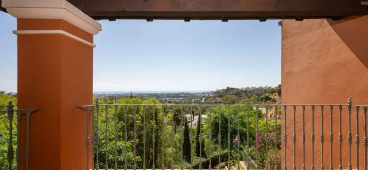 Sale of middle floor apartment in Benahavís 0