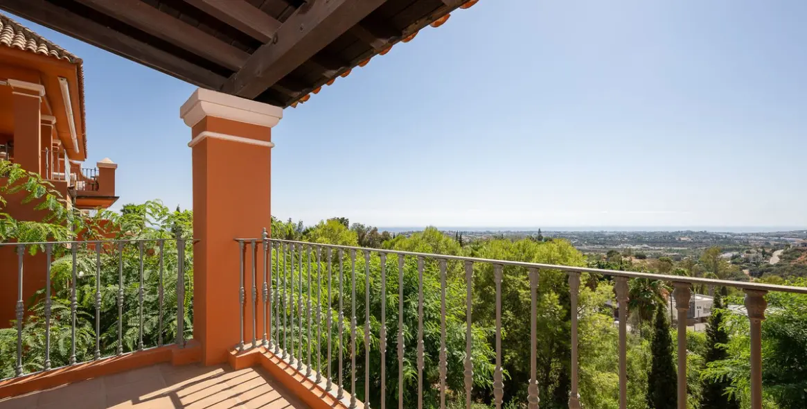 Sale of middle floor apartment in Benahavís 2