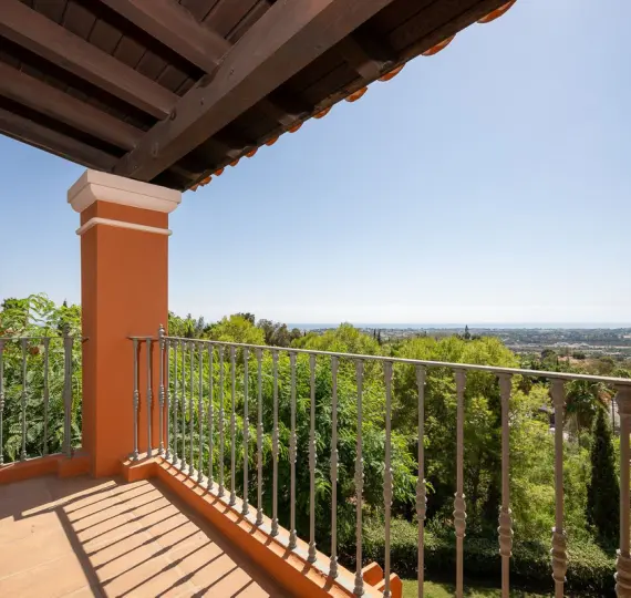 Sale of middle floor apartment in Benahavís