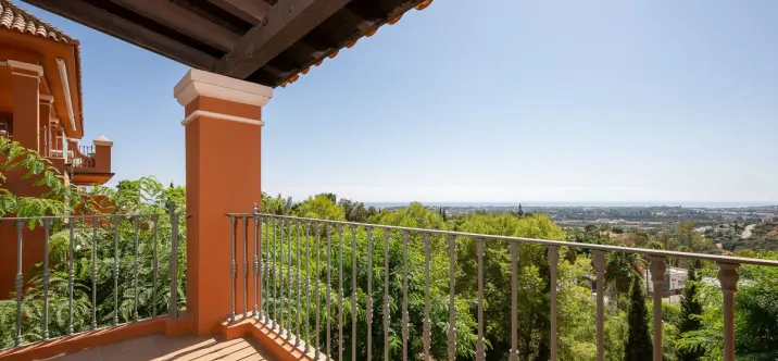 Sale of middle floor apartment in Benahavís 1