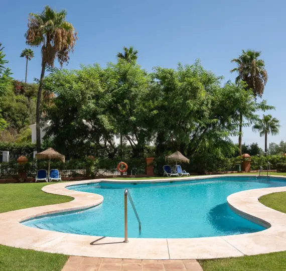 Sale of middle floor apartment in Benahavís