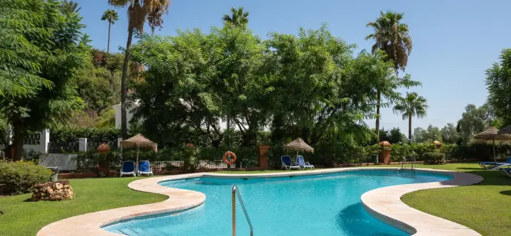 Sale of middle floor apartment in Benahavís 2