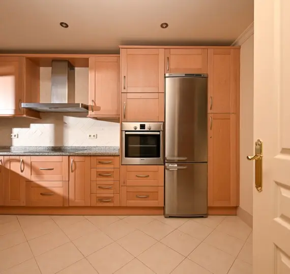 Sale of middle floor apartment in Benahavís