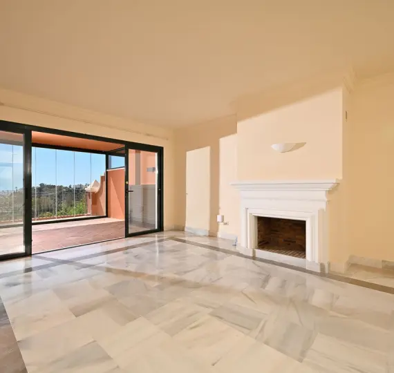 Sale of middle floor apartment in Benahavís