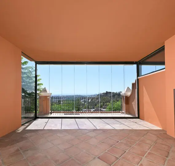 Sale of middle floor apartment in Benahavís