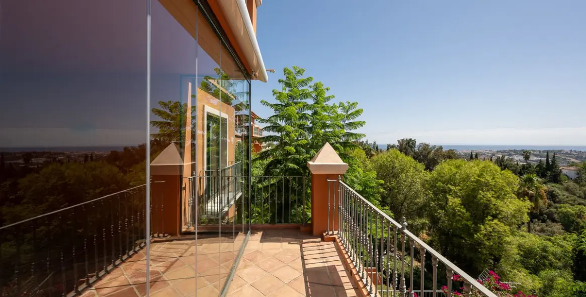 Sale of middle floor apartment in Benahavís 7